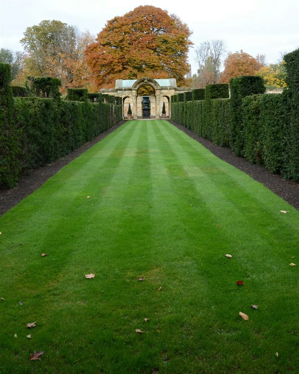 Gepflegter Privatgarten mit frisch gemähtem Rasen und geschnittener Hecke