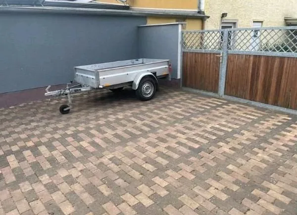 Gartenpflege im Einsatz: Rasenmäher und Gerät auf einem Privatgrundstück